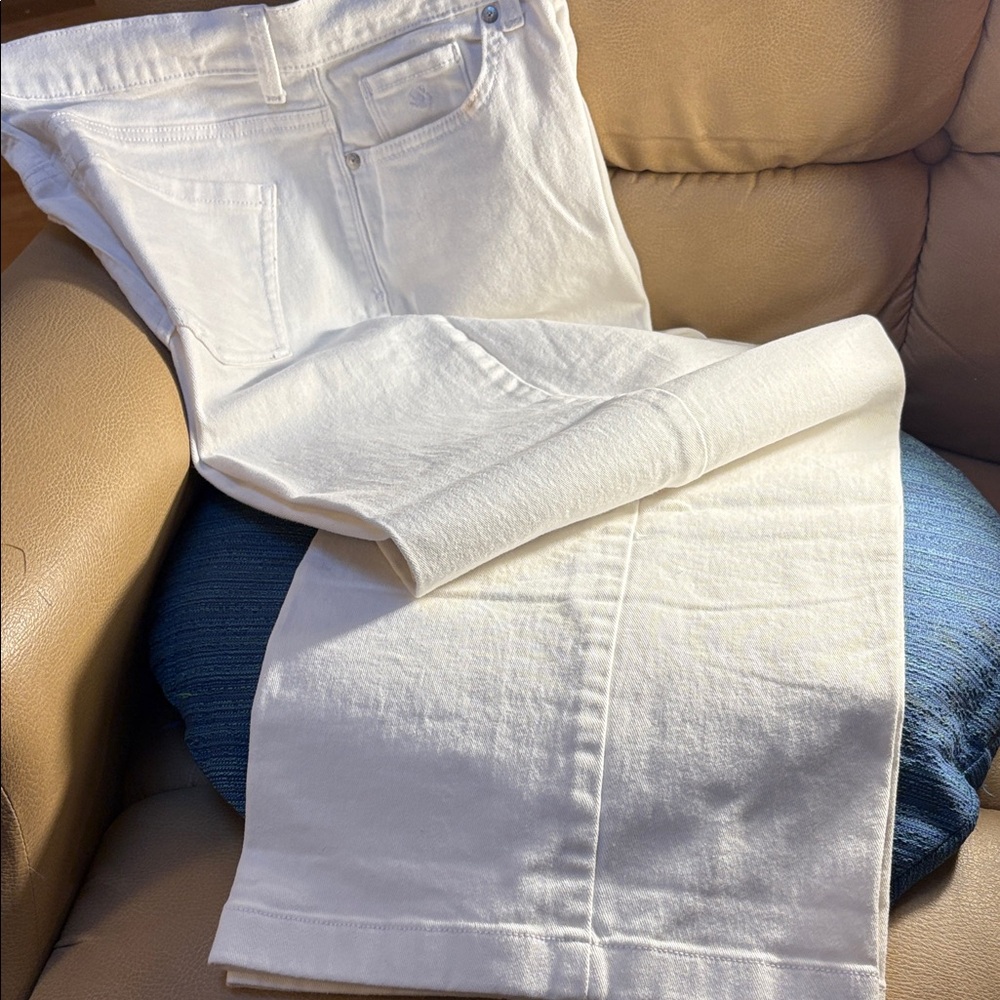 White GLORIA VANDERBILT “Amanda” Slimming Effect Jeans 12 Wide Ankle style!